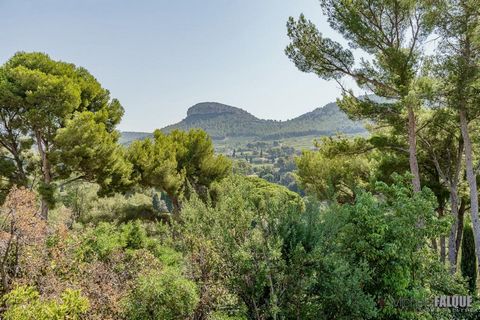 Offering an open and unobstructed view of the countryside, Cap Canaille and escaped sea, this house is served by quick access to the Cassis vineyard and the city center of Cassis. Located on a plot of 542m2, you can park 4 vehicles. The villa, with a...