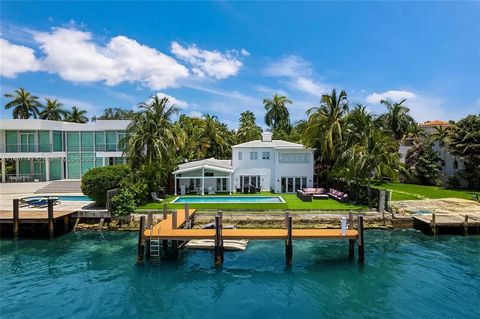 Discover this incredible opportunity to build your dream home or renovate the existing 2-story waterfront home on Palm Island's coveted West Point, offering breathtaking views of the Miami skyline and Biscayne Bay. Sporting travertine and original wo...