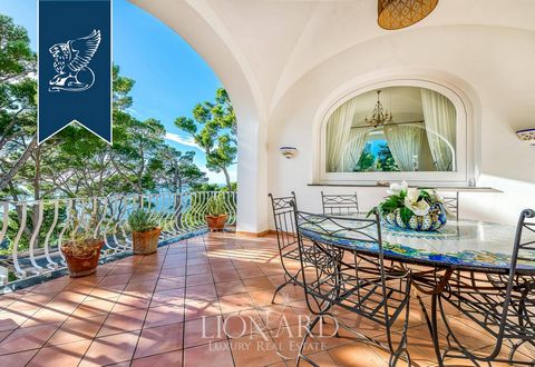 Enchanting villa for sale in one of the most exclusive areas of the renowned Anacapri, a few steps from its characteristic historic center. From its extraordinarily panoramic hilly position, comfortable at the same time to reach the most evocative be...