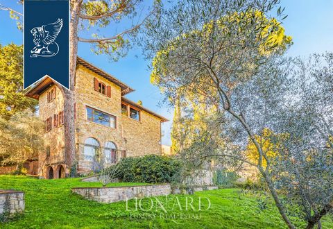 This stone villa on the hills of Florence, in the Pian Dei Giullari area, is a true work of art and history. With its area of ​​450 square meters and the surrounding garden in 2000 square meters, residents get a rare chance to enjoy panoramic views o...