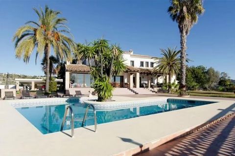 Villa à Bennisa Costa (Costa Blanca) avec piscine privée, piste de chevaux et 2 km des supermarchés et des commodités. Cette propriété est située à 8 km de la plage de La Fustera, à 3 km du village de Benissa et à 9 km du centre de Calpe. Aéroport d'...