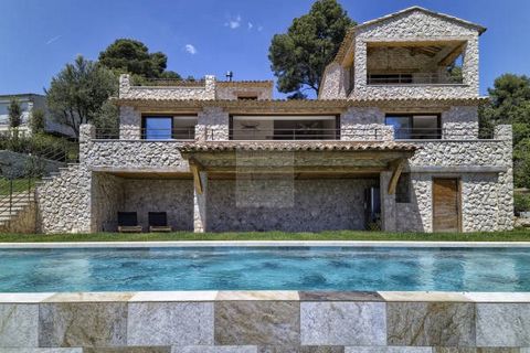 Rare !!! Located in one of the most sought after areas of Saint-Paul de Vence, in a dominant position and in absolute calm, this superb stone villa will seduce you with its panoramic sea & village view, as well as its beautiful volumes. The quality o...