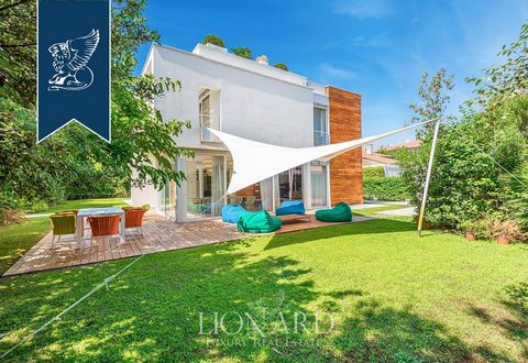In the center of Forte dei-Marmi, near the beaches of the version, there is a modern villa. Garden 900 sq. m, wooden patio and Jacuzzi add beauty. Building 500 square meters on three floors includes a spa with a Jacuzzi and a sauna, as well as a pano...