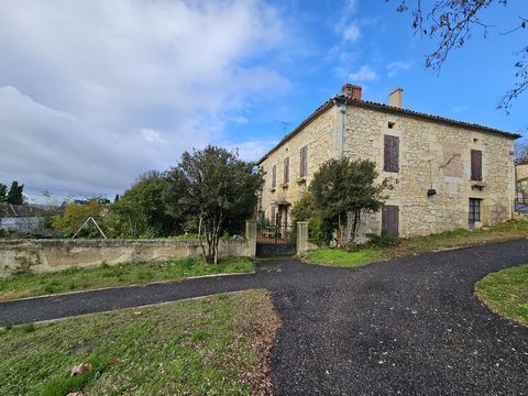 On the southern slope of the spa and tourist town of Lectoure, T6 house of 227m² and its garage to renovate! The house requires renovations but offers interesting potential with the possibility of creating three independent dwellings, each of which c...