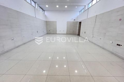 This spacious office space is located in an extremely frequent location, on the ground floor of a residential and commercial building in the very center of Pula. It has an area of 130.50 m2 and consists of an entrance, a spacious open space work area...