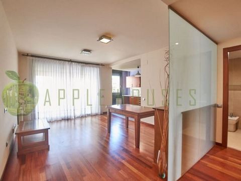 Bright apartment on the second floor of a building equipped with a lift, located in Plaça Bouleranis in Vilanova i la Geltrú, just 100 metres from the beach, the marina and the lively Rambla de la Pau. This property is presented in an impeccable stat...