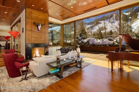 Monarch on the Park's Iconic Penthouse offers incomparable luxury and accessibility in Aspen. With over 5,500 SqFt of indoor, and 5,000 SqFt of outdoor living space you will not find another one-level penthouse of this caliber in the downtown core. S...