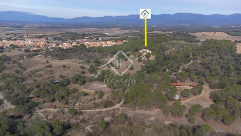 Lucas Fox would like to present you this equestrian property nestled in the picturesque Alt Empordà region, just 15 minutes away from the beaches of Costa Brava and a 20 minutes from the French border. Situated atop an elevation, this property offers...