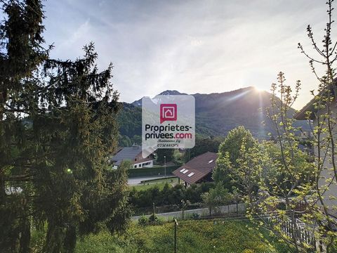 In exclusivity, Maïmouna LY offers for sale in the town of Ugine 73400 Savoie, less than 20 minutes from the ski resorts of the diamond area, a 6-room house of 175 m² on a plot of 565 m² composed of 3 apartments as follows: On the 2nd floor T2 of 50 ...