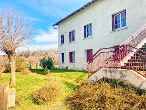 24530 - LA CHAPELLE FAUCHER Located 10 minutes from Brantôme and 15 minutes from Thiviers, in a green environment, I offer you this large bright family house from 1967, with a living area of 275 m2 and spread over three levels, with fenced garden of ...