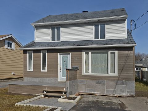 Two-storey property, on a plot of 3600 square feet, including 3 bedrooms with the possibility of a 4th in the basement. Dining room and kitchen with beautiful light. Living room giving access to the enclosed exterior terrace. 2 bedrooms upstairs with...