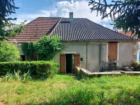 Townhouse located in the heart of a village in the Lot valley, to be restored. At the back of the house, there is a garden with trees and maintained which will allow this house once restored to have a pleasant living environment. Large volumes. Poten...