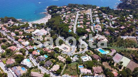 If you are looking for a plot to build your house with sea views, having everything by your side, this is your opportunity! This exclusive and unique plot of these characteristics, dimensions and location! With a total of 1215 square meters of land, ...