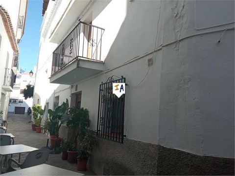 Mooi herenhuis met 3 slaapkamers, verdeeld over twee verdiepingen met een zonneterras op het dak, gelegen in de stad Canillas de Aceituno, in de provincie Malaga in Andalusië, Spanje, omgeven door bars en restaurants, op loopafstand van het stadhuis,...