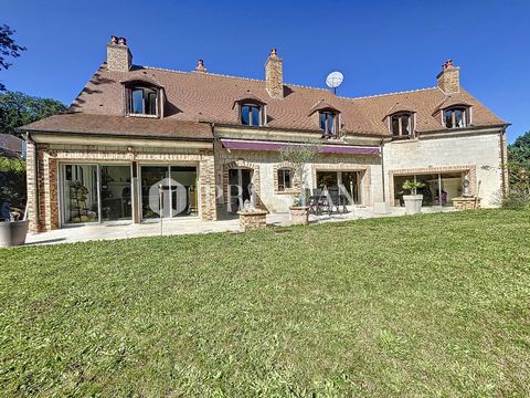 PRESTANT REALTY Exclusive: Family and Reception Residence in Choisel located in the heart of the prestigious Regional Natural Park of the Haute Vallée de Chevreuse, less than an hour from Paris Nestled on enclosed land of 4650m², partially wooded and...