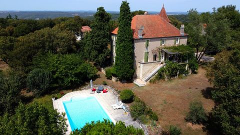 In the Causses du Quercy regional park, we offer you this authentic 19th century mansion, completely renovated, a stone's throw from St Cirq Lapopie on the way to St Jacques de Compostela. The entrance to the property is marked by two pillars. in sto...