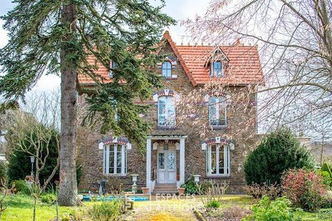 Located in a peaceful village on the banks of the Loire, this beautiful house from the last century reveals a living area of ??approximately 205 m² and benefits from a magnificent garden planted with centuries-old and varied tree species. The magic h...