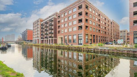 This exceptional two double-bedroom apartment with spectacular canal views is in Fish Island Village, Bow E3. The apartment's intelligent layout enables the living areas and balcony to maximise the canal aspect with generous triple-glazed windows, al...