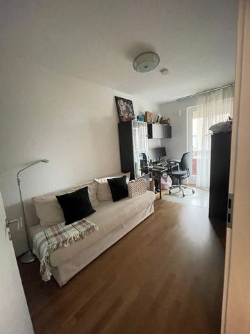 This attractive apartment is characterized by an upscale interior. The property has two bathrooms and four attractive rooms. An elevator provides easy access to the relevant floor. The balcony invites you to relax and soak up the sun. The apartment a...