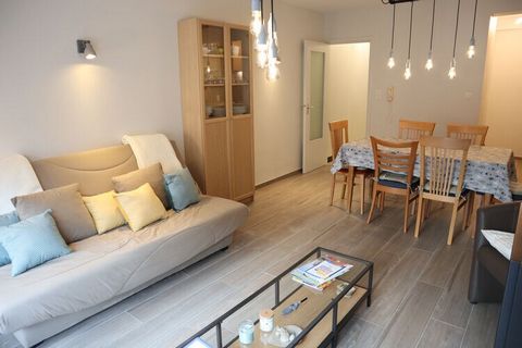 Renovated 1 bedroom apartment centrally located. WiFi and digital TV available Located amidst the bustling streets of Nieuwpoort's captivating coastal town, this exceptional apartment epitomizes the epitome of modern comfort and urban sophistication....