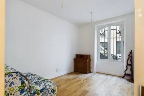 In a beautiful nineteenth century building, we offer you this delightful studio of 18.70m2 on the ground floor. Completely renovated, it consists of a pleasant main room with high ceilings, a fitted kitchen and a shower room with toilet. Ideally loca...