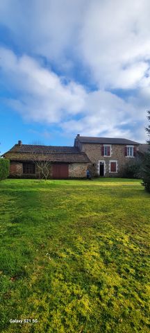 In the village of ST GENCE, large stone house to completely renovate which consists of 4 bedrooms, a kitchen, a living room, a large storeroom overlooking the land behind the house. An old forge of about 110 m2 is attached to the house. Roof/insulati...