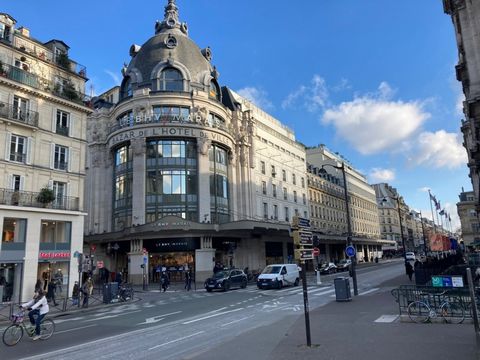 Magnífico apartamento de 36m2 situado en una de las zonas más emblemáticas de París, en la prestigiosa rue de Rivoli. Esta famosa dirección ofrece un entorno de vida excepcional en el corazón de la capital francesa. Este luminoso y cálido apartamento...