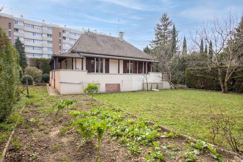 Exclusively - The agency Betemps Immobilier offers you this house of the 70s in the heart of the district of Chavril. Built on a plot of 750m2, the house offers 3 levels with main access through the terrace of the first level. It offers a large entra...
