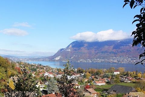 On the heights of Sevrier, a new contemporary property called Belvédère. When discovering the view and the panorama on the Annecy lake, its stage name is obvious! The house of more than 400 sq m (with annexes) is located on 3252 sq m of land. It offe...