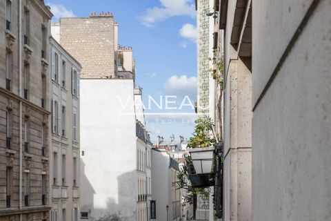 En una calle tranquila a tiro de piedra de le Bon Marché y rue Vaneau, en un condominio moderno bien mantenido y seguro con ascensor, un apartamento de 2/3 habitaciones en el 2º piso que da a la calle con 55,75 m2 en la planta baja (55,55m2 ley Carre...