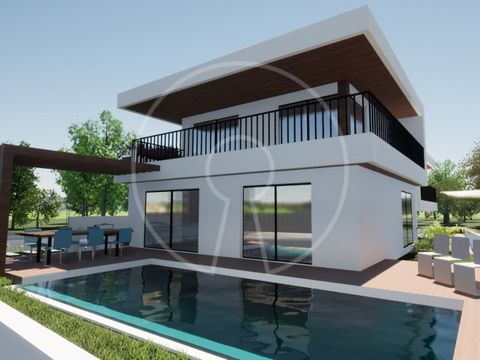 Freistehende Villa mit 4 Schlafzimmern und Swimmingpool und Garten auf einem 449 m² großen Grundstück in hervorragender Lage in Vila Nogueira de Azeitão. Die Villa erstreckt sich über 2 Etagen. Im Erdgeschoss befindet sich der Sozialbereich mit offen...