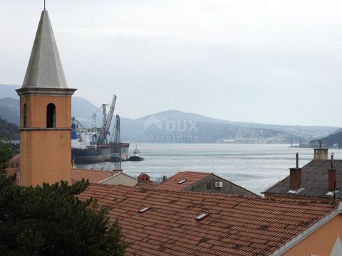 Location: Primorsko-goranska županija, Bakar, Bakar-dio. BAKAR - apartment, floor 140m2 with sea view Located on an impressive 140m2, this spacious apartment conquers with its proximity to the sea and its spectacular view. With three spacious bedroom...