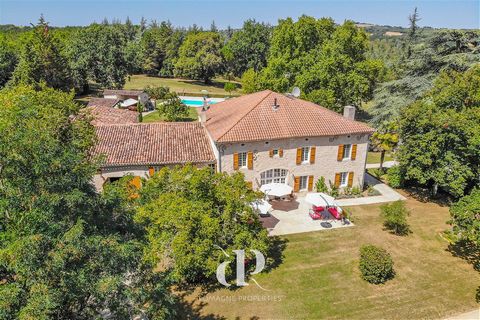 Summary Lomagne Properties is proud to present a majestic Gascony estate, surrounded by 28 hectares of lush forest and embraced by 2 hectares of picturesque parkland. Meticulously renovated, this property offers several living areas, a dining room an...