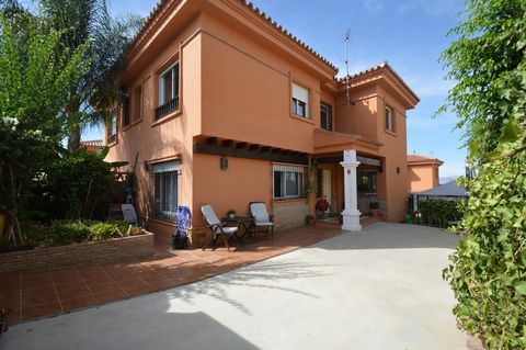 Located in Alhaurín de la Torre. Semi-detached Villa with large basement located in a safe and quiet neighborhood. It is distributed over 3 floors as follows: Ground floor: Entrance hall, bathroom, living room, fully equipped kitchen with dining tabl...