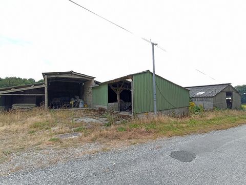 En campagne, dans un hameau, ensemble de 2 hangars (anciennement à usage agricole) sur une parcelle de terrain de 1340 m² environ. Le 1er hangar d'une superficie de 280 m² environ est sur caillebotis (en partie) et dalle béton. Le second hangar d'une...