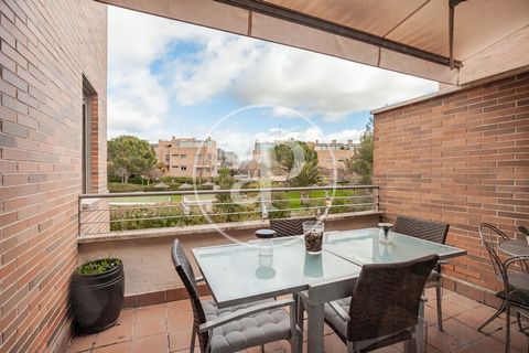 PENTHOUSE IN URBANISATION WITH PADEL, BASKETBALL, SWIMMING POOL, GARAGE AND STORAGE ROOM. Aproperties presents a wonderful penthouse in one of the most beautiful urbanisations with the most amenities in Encinar de los Reyes. It is a residential compl...