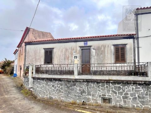 House of typology T4, built on a single floor, built on a plot of land with 342 m2, with backyard with annex, located next to the centre of the parish of Ribeirinha, in Ribeira Grande. The house needs improvement works. The house consists of an entra...