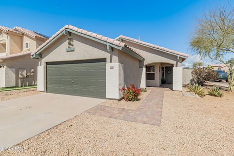 Nestled in North Phoenix, this inviting home boasts an open floor plan, ideal for comfortable living. Situated on a corner lot, it's flooded with natural light, creating a cozy and welcoming retreat. Enhanced with new interior and exterior paint, lux...