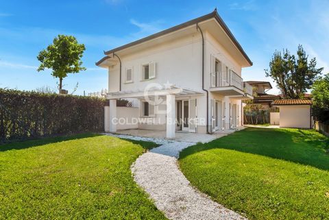 Elegant recently built semi-detached villa with garden located in the town of Fiumetto, in Marina di Pietrasanta. The property, located in the heart of Marina di Pietrasanta a stone's throw from the sea, is spread over three levels, embraced by a lus...