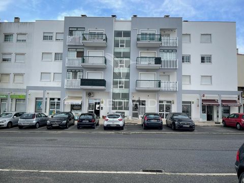 2 bedroom apartment with storage room and elevator in Azambuja. The property consists of a social area and a private area, and the entrance hall gives access to all other rooms. It consists of a generously sized living room with balcony, kitchen also...