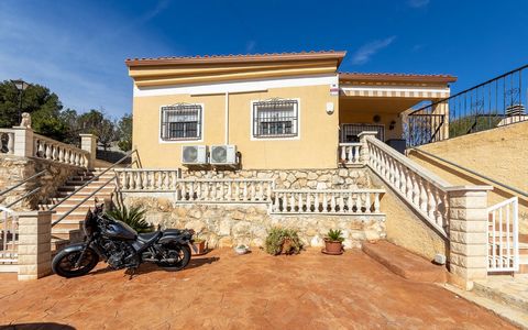 Detached house of 170 m² with views, a garden and a swimming pool in Valldemar, in Segur de Calafell. Plot of land of 1,195 m2. One-floor house. It comprises a south-facing dining room that access the terrace, the garden and the swimming pool, an ind...