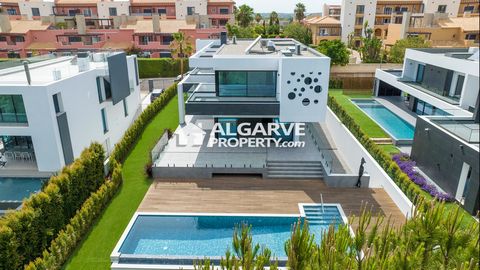 Bienvenue dans votre maison de rêve ! Cette toute nouvelle villa moderne est un véritable chef-d'œuvre de design et de luxe, située sur le prestigieux parcours de golf Millennium à Vilamoura. La villa dispose de quatre chambres spacieuses, chacune av...