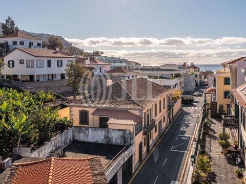 4-bedroom villa with 442 sqm of gross construction area, set on a 950 sqm plot of land, on Rua Bela de São Tiago, in Santa Maria Maior, Funchal, Madeira. The villa is built with a traditional stone structure and has a ground floor of 162 sqm, includi...