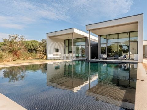 6-bedroom villa with 340 sqm of gross construction area, swimming pool, and garden, set on an 8-hectare plot of land in Muda, Herdade da Comporta, Grândola. The villa features modern architecture and design that integrate with the surrounding nature....