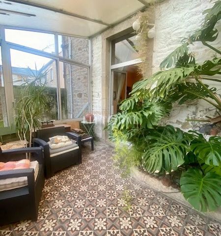 Come and discover this residence in the heart of a historic town between Quimper and the sea. This town house has a garden with an area of ​​1000 m2. As soon as you enter, your gaze rises to this high ceiling. This entrance hall takes you to a dining...
