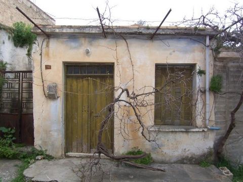 Dit is een stenen huis te renoveren in het centrum van het traditionele dorp van Kritsa. Het huis ligt in een kleine straat net buiten het dorp hoofdweg op weg naar Agios Nikolaos. Het is verbonden met water en elektriciteit en kan zeer eenvoudig wor...