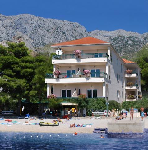 Herrliches Hotel am Wasser an der Makarska Riviera inmitten von Pinien am Strand! Es gibt einen Yachthafen in der Nähe! Gesamtfläche - 800 m2 Grundstück - 697 m2 Villa bietet 10 komplett eingerichtete und ausgestattete Apartments mit Terrassen mit Me...