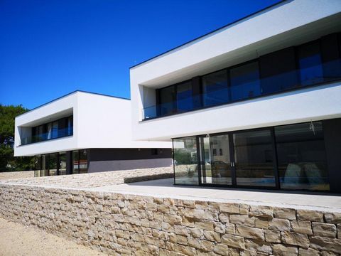 Moderne futuristische neue Villa mit Swimmingpool zum Verkauf nur 100-150 Meter vom Meer entfernt im beliebten Banjol auf der Insel Rab. Die Villa wurde erst 2019 fertiggestellt und ist zu Beginn der Sommersaison 2020 vollständig möbliert und ausgest...