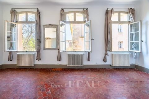 Sole Agent. This duplex apartment offering 151 sqm of living space as defined by the Carrez Law occupies the whole second and top floor of a historic building located in the heart of the Mazarin neighbourhood. Benefiting from a 7.93 sqm terrace overl...