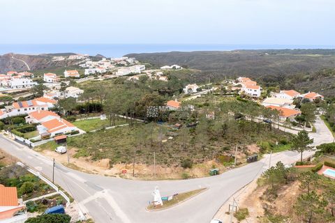 Located in Aljezur. This 1040 square meters plot is located 800 meters away from Praia de Arrifana, less than 10 minutes driving to Monte Clerigo and only 15 minutes to the town of Aljezur. Suspended architectural project presented in 2006 to build a...